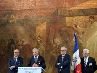 Remise de la décoration d’officier, de l’ordre national du mérite à François, CHOLLET par le Maire De Toulouse, Jean-Luc Moudenc