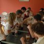 Jean Dionis, entouré de jeunes, les écoute lors d'un "open-bar" Samedi 9 Juin