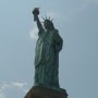 Sur la base de la "Lady Liberty", gravé sur une plaque de bronze, est inscrit ce poème de la poétesse américaine Emma Lazarus intitulé « The New Colossus » : "Donne-moi tes pauvres, tes exténués - Qui en rangs serrés aspirent à vivre libres, - Le rebut de tes rivages surpeuplés, - Envoie-les moi, les déshérités, que la tempête m'apporte - De ma lumière, j'éclaire la porte d'or !"<BR><BR> Vendredi 27 Juillet