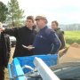 Jean Dionis fait le point avec un agent EDF en intervention près de Mézin sur les réparations en cours. . 03/02/09