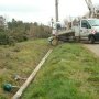 Des agents EDF s'attellent à la réparation d'une ligne électrique après la chute d'un poteau . 03/02/09
