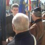 Jean Dionis salue les porte drapeaux lors de la cérémonie du 19 mars place Armand Fallières à Agen . 19/03/09