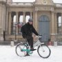 Jean Dionis à vélo sous la neige à l'Assemblée!