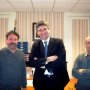 16/01/10 à XAINTRAILLES - Visite du Député à la Mairie de Xaintrailles pour féliciter la prise de fonction du nouveau Maire, Dominique Sarion (à gauche) et saluer les 9 années d'exercice de Gilles Lespes (à droite) à la tête de la municipalité.
